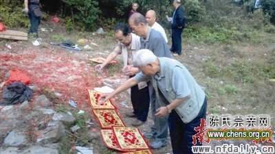 越洋而来的陈树荣一行在清新县桂湖村天塘山顶拜祭先祖