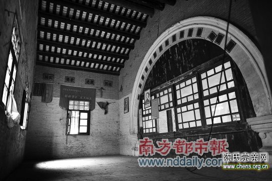 <p>    课室的课桌已经被搬走，墙体上还留下流动红旗和各种格言。</p>